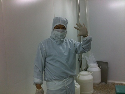 在現場換了藥廠工作服的何總