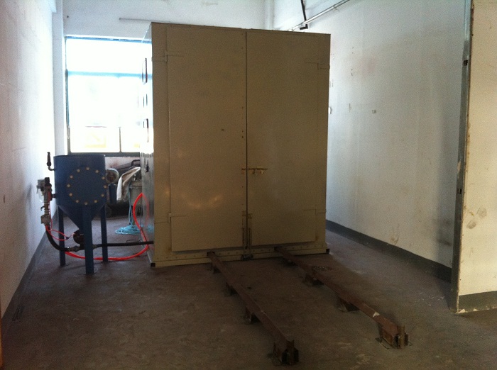 為立式攪拌機(jī)除油除銹的噴砂